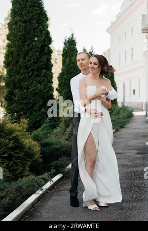 Junge Hochzeitspaare auf ihrer Hochzeit Stockfoto