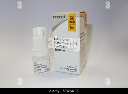 Box & Flasche Latanoprost 50 mg/ml + 1 mg/ml Augentropfen von Accord zur Behandlung von Glaukom und okulärer Hypertonie. Stockfoto