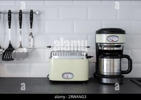 Toaster und Kaffeemaschine aus nächster Nähe in der Küche Stockfoto