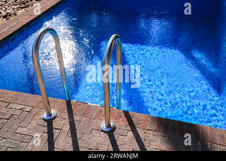 Treppen zum Außenpool Stockfoto