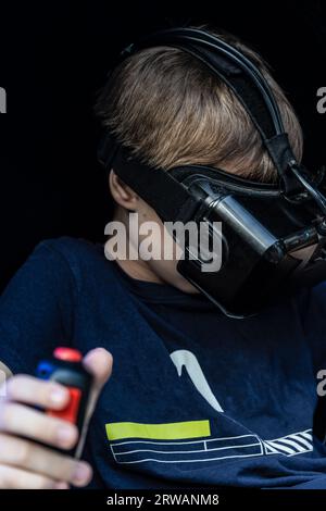 Junge, der ein Virtual-Reality-Videospiel spielt Stockfoto