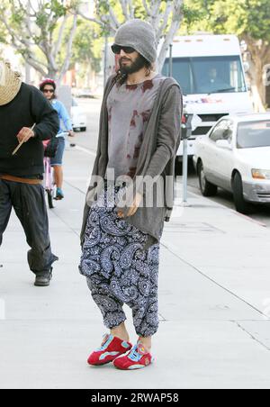 Los Angeles, USA 18. September 2023 DATEIBILD vom 27. September 2012 Russell Brand trägt Hausschuhe von West Ham United und geht zum Frühstück nach Beverly Hills, Kalifornien. Quelle: Headlinephoto/Alamy Live News Stockfoto