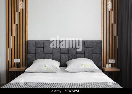 Kissen auf dem Doppelbett im Schlafzimmer Stockfoto