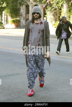 Los Angeles, USA 18. September 2023 DATEIBILD vom 27. September 2012 Russell Brand trägt Hausschuhe von West Ham United und geht zum Frühstück nach Beverly Hills, Kalifornien. Quelle: Headlinephoto/Alamy Live News Stockfoto