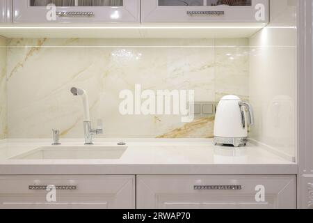 Wasserhahn mit Granitwaschbecken in der Küche Stockfoto