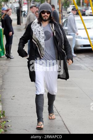 Los Angeles, USA 18. September 2023 DATEIBILD vom 11. Oktober 2012 Russell Brand geht zu Yoga in West Hollywood, Kalifornien. Quelle: Headlinephoto/Alamy Live News Stockfoto