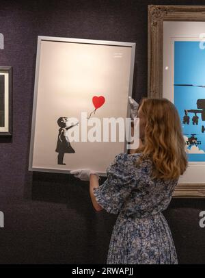 Bonhams, London, Großbritannien. September 2023. Bonhams Prints and Multiples Sale findet am 20. September statt. Zu den Werken gehören: Banksy (Britisch, geb. 1974), Girl with Balloon (Mädchen mit Ballon), Schätzwert: £ 60.000 - £ 80.000. Quelle: Malcolm Park/Alamy Live News Stockfoto