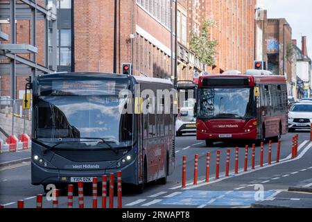 Am 7. August 2023 fahren Busse des öffentlichen Nahverkehrs in Richtung Stadtzentrum in Birmingham, Vereinigtes Königreich. National Express West Midlands NXWM ist ein Busunternehmen in den West Midlands, das Verbindungen in Birmingham, Walsall und Wolverhampton betreibt. Es ist eine Tochtergesellschaft der National Express Group. Stockfoto