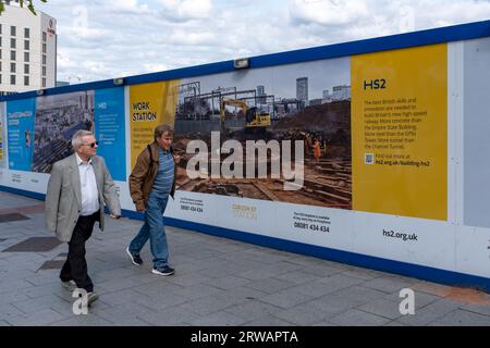 Werbeplakate rund um die Baustelle, während die Arbeiten am HS2-Hauptbahnhofbahnhof Curzon Street am 7. August 2023 in Birmingham, Großbritannien, fortgesetzt werden. Der Curzon Street Masterplan umfasst ein 141 Hektar großes Gebiet der Sanierung, das sich auf die Station HS2 Curzon Street im Stadtzentrum von Birmingham konzentriert, kombiniert mit rund 700 Millionen Investitionen in die Umgebung, einschließlich neuer Häuser und kommerzieller Entwicklungen. High Speed 2 ist eine teilweise geplante Hochgeschwindigkeitsstrecke im Vereinigten Königreich, deren erste Bauphase noch in den frühen Bauphasen liegt, die zweite Phase steht noch aus Stockfoto