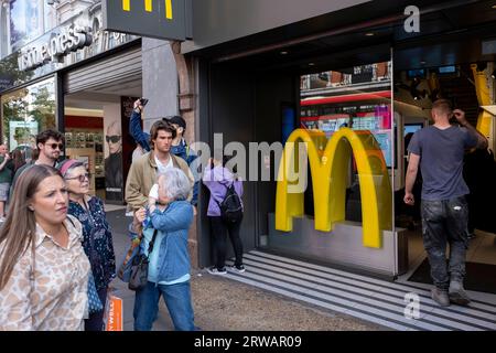 Käufer und Besucher auf der Oxford Street vor McDonalds am 14. August 2023 in London, Großbritannien. McDonalds ist ein US-amerikanisches Fast-Food-Unternehmen, das 1940 gegründet wurde und 1953 mit dem Golden Arches-Logo eingeführt wurde. Stockfoto