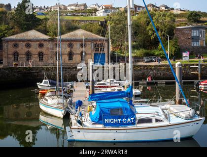 Yachten liegen im West Strand Yachthafen, Whitehaven, West Cumbria, Großbritannien Stockfoto