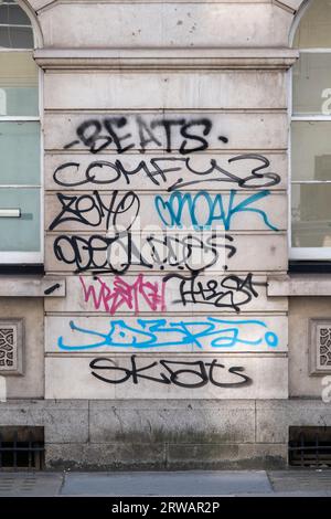 Graffiti und Tags, die eine Wand in Spitalfields am 16. August 2023 in London, Großbritannien, bedecken. Graffiti und Tagging werden als antisoziales Verhalten angesehen, im Gegensatz zu Street Art in erlaubten Bereichen. Die Konservative Partei kündigte im März ein neues Vorgehen gegen Verhaltensweisen an, das nach Tests in bestimmten Bereichen 2024 in England und Wales eingeführt wird. Die Tories sagen, dass die Täter antisozialen Verhaltens schnell und sichtbar mit Gerechtigkeit, höheren Geldstrafen und verstärkten Drogentests konfrontiert sein werden, als Teil einer neuen Niederschlagung. Stockfoto