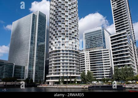 Apartmentgebäude One Park Drive neben South Quay im Herzen des Finanzviertels Canary Wharf am 15. August 2023 in London, Großbritannien. Canary Wharf ist ein Gebiet in der Nähe der Isle of Dogs im London Borough of Tower Hamlets und wird von der Greater London Authority als Teil des zentralen Londoner Geschäftsviertels definiert. Zusammen mit der City of London ist sie eines der wichtigsten Finanzzentren in Großbritannien und der Welt und beherbergt viele Hochhäuser. In den letzten Jahren und mit dem Wandel der Arbeitsmethoden von Büro- zu Hybrid- und Remotearbeit hat es sich geändert Stockfoto