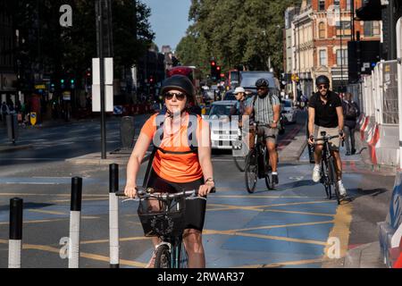 Radweg-Autobahn in Aldgate/Whitechapel am 16. August 2023 in London, Großbritannien. Ein Radweg Superhighway ist ein langer Radweg und Teil des vom TfL koordinierten Radwegenetzes. Es ist eine beliebte Strecke sowohl für Pendler als auch für Freizeitradler, die entlang der Strecke an einer Reihe wichtiger Ziele in London vorbeiführt. Für fast die gesamte Strecke sind Radfahrer auf getrennten Radwegen vom anderen Verkehr getrennt, und an wichtigen Knotenpunkten wurde eine Radfahrinfrastruktur bereitgestellt. Stockfoto