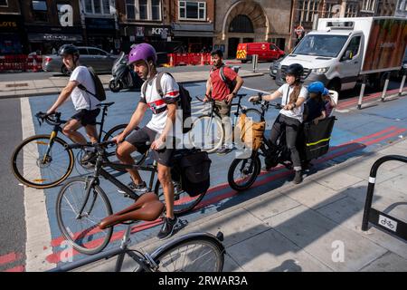 Am 16. August 2023 in London, Vereinigtes Königreich. Ein Radweg Superhighway ist ein langer Radweg und Teil des vom TfL koordinierten Radwegenetzes. Es ist eine beliebte Strecke sowohl für Pendler als auch für Freizeitradler, die entlang der Strecke an einer Reihe wichtiger Ziele in London vorbeiführt. Für fast die gesamte Strecke sind Radfahrer auf getrennten Radwegen vom anderen Verkehr getrennt, und an wichtigen Knotenpunkten wurde eine Radfahrinfrastruktur bereitgestellt. Stockfoto