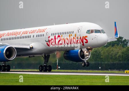 Jet2 Urlaub Boeing 757-23A Jet-Airliner kommt an, um am Flughafen manchester zu landen. Stockfoto