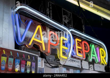 Vape-Shop, der am 16. August 2023 in London, Großbritannien, Einwegdämpfe entlang der Bethnal Green Road im East End verkauft. Dampfen wird oft als sichere oder sicherere Alternative zum Rauchen angesehen. Es ist auch relativ neu auf dem Markt und trifft nur in den letzten zehn Jahren auf den Mainstream. Vape-Einwegstifte sind nicht wiederaufladbare Geräte, die in der Regel mit E-Liquid gefüllt sind. In jüngster Zeit wurde viel über die öffentliche Gesundheit diskutiert, insbesondere über die Verfügbarkeit von Vape-Produkten für Kinder, insbesondere Einwegdampf. Stockfoto