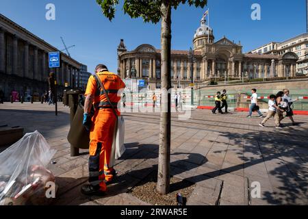 Birmingham City Council Müllsammelarbeiten, die die Mülltonnen gegenüber dem Rathaus-Gebäude am Victoria Square im Stadtzentrum leeren, an dem Tag, an dem der rat bekannt gab, dass er eine Bekanntmachung in Abschnitt 114 herausgab, in der er mitteilte, dass er sein Budget nicht ausgleichen kann und in Wirklichkeit bankrott ist am 5. September 2023 in Birmingham, Vereinigtes Königreich. Der arbeitsgeführte rat hatte seit langem finanzielle Probleme aufgrund von Ansprüchen auf gleiche Entlohnung, bei denen Frauen weniger als Männer in derselben Gehaltsgruppe bezahlt wurden, und der Einführung eines problematischen IT-Systems, das zu einem finanziellen schwarzen Loch führte Stockfoto