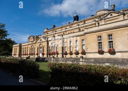 Cheltenham Town Hall am 15. September 2023 in Cheltenham, Großbritannien. Cheltenham Town Hall ist ein Versammlungsraum aus dem frühen 20. Jahrhundert. Im Gegensatz zu den meisten Rathäusern ist es ein öffentlicher Ort und nicht der Sitz des stadtrats, der in den nahe gelegenen Gemeindeämtern untergebracht ist. Es ist ein denkmalgeschütztes Gebäude der Klasse II. Cheltenham, auch bekannt als Cheltenham Spa, wird manchmal auch als „The Garden Town of England“ bezeichnet und ist eine Kurstadt am Rande der Cotswolds in der Grafschaft Gloucestershire. Cheltenham ist bekannt für seine Architektur im Regency-Stil. Stockfoto