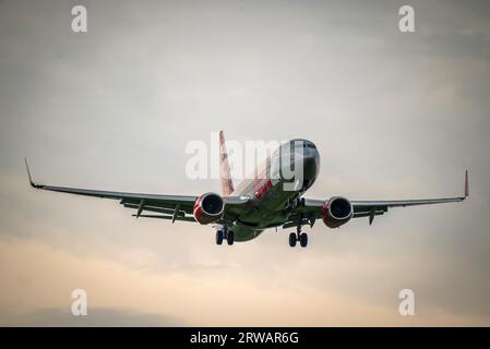 Jet2-Urlaub Boeing 737-8MG-Jet-Airliner, die am Flughafen Manchester landen. Stockfoto