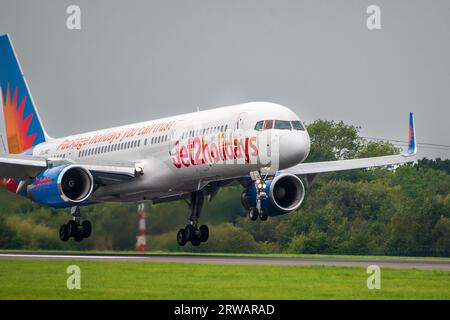 Jet2 Urlaub Boeing 757-23A Jet-Airliner kommt an, um am Flughafen manchester zu landen. Stockfoto