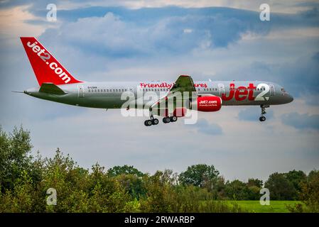 Jet2 Urlaub Boeing 757-236 Jet Airliner kommt an, um am Flughafen manchester zu landen. Stockfoto