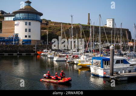 Maryport Rescue Volunteers patrouillieren in West Strand Marina, Whitehaven Harbour, West Cumbria, UK Stockfoto