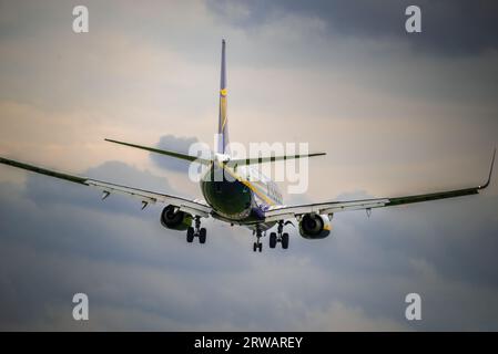 Ryanair-Jet-Flugzeug, das am Flughafen manchester landet. Stockfoto