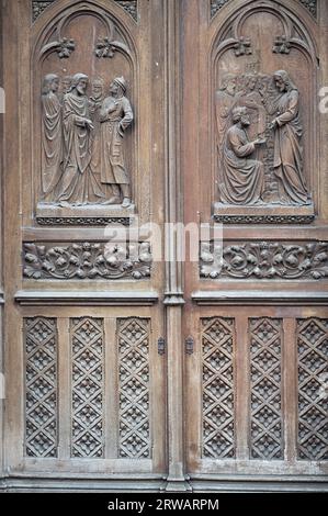 Basilique Saint-Epvre Nancy in Frankreich, Holztür der Kathedrale mit Schnitzerei, Département Lothringen Stockfoto