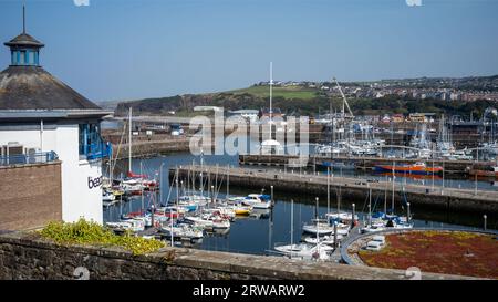 Vor Anker liegende Schiffe in West Strand Marina, Whitehaven, West Cumbria, Großbritannien Stockfoto