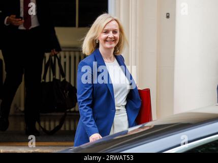 London, Großbritannien. September 2023. Die ehemalige Premierministerin Liz Truss hält ihre Rede über die Wirtschaft am Institut für Regierung. Rishi Sunak solle Steuern senken, Leistungssteigerungen reduzieren, das Rentenalter erhöhen und Netto-Null-Verpflichtungen aufschieben, sagte er. In einer Rede verteidigte die ehemalige Premierministerin auch vehement die Politik, die sie während ihrer chaotischen 45-Tage-Amtszeit zu verfolgen versuchte. Credit: Karl Black/Alamy Live News Stockfoto