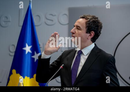 Prishtina, Kosovo. September 2023. Albin Kurti, der Premierminister des Kosovo, sprach am Montag, den 18. September 2023, in Prishtina, Kosovo, vor den Medien. Während seiner Pressekonferenz äußerte Ministerpräsident Kurti Bedenken hinsichtlich einer möglichen Annäherung zwischen dem EU-Gesandten Miroslav Lajcak und Serbien sowie deren jeweiligen Interessen. Er weist auf eine mögliche Verzerrung in den laufenden Verhandlungen hin. (VX Photo/Vudi Xhymshiti) Credit: VX Pictures/Alamy Live News Stockfoto