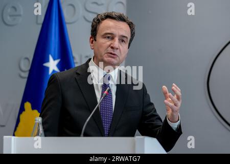 Prishtina, Kosovo. September 2023. Albin Kurti, der Premierminister des Kosovo, sprach am Montag, den 18. September 2023, in Prishtina, Kosovo, vor den Medien. Während seiner Pressekonferenz äußerte Ministerpräsident Kurti Bedenken hinsichtlich einer möglichen Annäherung zwischen dem EU-Gesandten Miroslav Lajcak und Serbien sowie deren jeweiligen Interessen. Er weist auf eine mögliche Verzerrung in den laufenden Verhandlungen hin. (VX Photo/Vudi Xhymshiti) Credit: VX Pictures/Alamy Live News Stockfoto