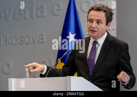 Prishtina, Kosovo. September 2023. Albin Kurti, der Premierminister des Kosovo, sprach am Montag, den 18. September 2023, in Prishtina, Kosovo, vor den Medien. Während seiner Pressekonferenz äußerte Ministerpräsident Kurti Bedenken hinsichtlich einer möglichen Annäherung zwischen dem EU-Gesandten Miroslav Lajcak und Serbien sowie deren jeweiligen Interessen. Er weist auf eine mögliche Verzerrung in den laufenden Verhandlungen hin. (VX Photo/Vudi Xhymshiti) Credit: VX Pictures/Alamy Live News Stockfoto