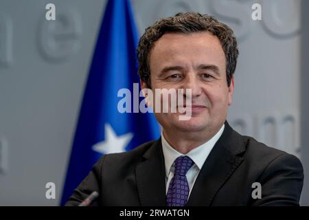 Prishtina, Kosovo. September 2023. Albin Kurti, der Premierminister des Kosovo, sprach am Montag, den 18. September 2023, in Prishtina, Kosovo, vor den Medien. Während seiner Pressekonferenz äußerte Ministerpräsident Kurti Bedenken hinsichtlich einer möglichen Annäherung zwischen dem EU-Gesandten Miroslav Lajcak und Serbien sowie deren jeweiligen Interessen. Er weist auf eine mögliche Verzerrung in den laufenden Verhandlungen hin. (VX Photo/Vudi Xhymshiti) Credit: VX Pictures/Alamy Live News Stockfoto
