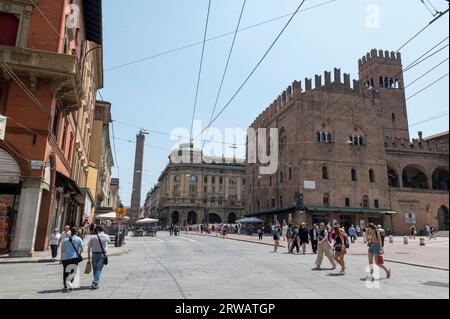 Skyline des Palazzo Re Enzo aus dem 13. Jahrhundert auf der Piazza del Nettuno an der Via Rizzoli im historischen Viertel Bologna in der Emilia-Romagna Region N Stockfoto