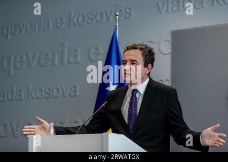 Prishtina, Kosovo. September 2023. Albin Kurti, der Premierminister des Kosovo, sprach am Montag, den 18. September 2023, in Prishtina, Kosovo, vor den Medien. Während seiner Pressekonferenz äußerte Ministerpräsident Kurti Bedenken hinsichtlich einer möglichen Annäherung zwischen dem EU-Gesandten Miroslav Lajcak und Serbien sowie deren jeweiligen Interessen. Er weist auf eine mögliche Verzerrung in den laufenden Verhandlungen hin. (VX Photo/Vudi Xhymshiti) Credit: VX Pictures/Alamy Live News Stockfoto