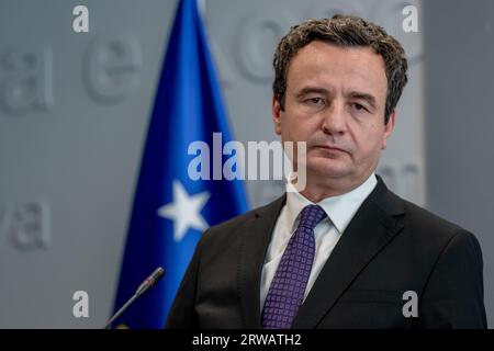 Prishtina, Kosovo. September 2023. Albin Kurti, der Premierminister des Kosovo, sprach am Montag, den 18. September 2023, in Prishtina, Kosovo, vor den Medien. Während seiner Pressekonferenz äußerte Ministerpräsident Kurti Bedenken hinsichtlich einer möglichen Annäherung zwischen dem EU-Gesandten Miroslav Lajcak und Serbien sowie deren jeweiligen Interessen. Er weist auf eine mögliche Verzerrung in den laufenden Verhandlungen hin. (VX Photo/Vudi Xhymshiti) Credit: VX Pictures/Alamy Live News Stockfoto