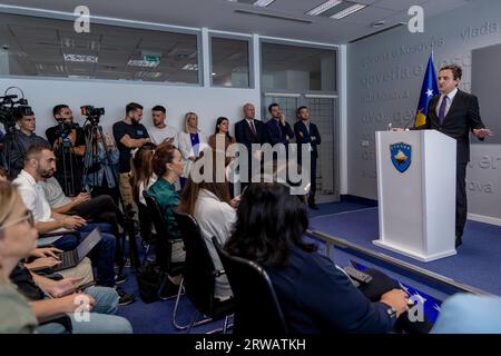 Prishtina, Kosovo. September 2023. Albin Kurti, der Premierminister des Kosovo, sprach am Montag, den 18. September 2023, in Prishtina, Kosovo, vor den Medien. Während seiner Pressekonferenz äußerte Ministerpräsident Kurti Bedenken hinsichtlich einer möglichen Annäherung zwischen dem EU-Gesandten Miroslav Lajcak und Serbien sowie deren jeweiligen Interessen. Er weist auf eine mögliche Verzerrung in den laufenden Verhandlungen hin. (VX Photo/Vudi Xhymshiti) Credit: VX Pictures/Alamy Live News Stockfoto