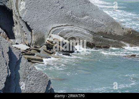 Wunderschöne und farbenfrohe Flysch-Formationen des UNESCO Global Geopark im Baskenland Stockfoto