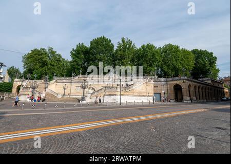 Die monumentale Treppe aus dem 19. Jahrhundert führt zu einem Park am Hang - Parco della Montagnola auf der Piazza XX Settembre in Bologna in der Emilia-Romagna Stockfoto