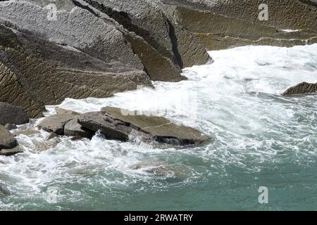 Wunderschöne und farbenfrohe Flysch-Formationen des UNESCO Global Geopark im Baskenland Stockfoto