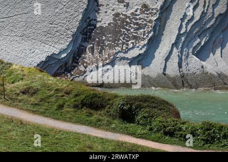 Wunderschöne und farbenfrohe Flysch-Formationen des UNESCO Global Geopark im Baskenland Stockfoto