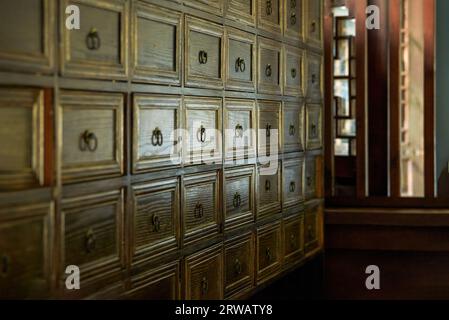 Nahaufnahme von Lagerschränken in alten chinesischen Banken Stockfoto