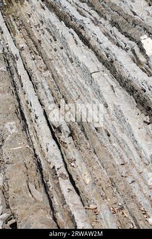 Wunderschöne und farbenfrohe Flysch-Formationen des UNESCO Global Geopark im Baskenland Stockfoto