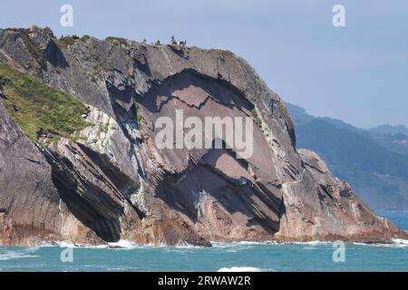 Wunderschöne und farbenfrohe Flysch-Formationen des UNESCO Global Geopark im Baskenland Stockfoto