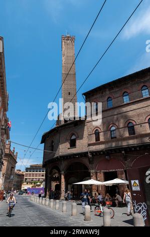 Der 97,2 Meter (319 ft) hohe Turm ist der aus dem 12. Jahrhundert erbaute Turm. Der Turm dahinter. (Nicht abgebildet) etwas kürzer ist, aber beide Türme heißen: Stockfoto