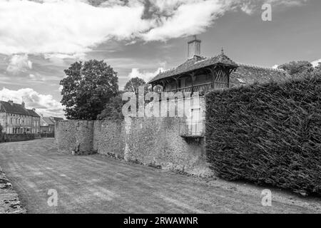 Schwarz-weiß-Foto des Burggrabens von Chateaux d’Epoisses im Departement Côte-d’Or in Burgund. Stockfoto