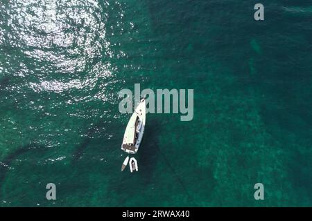 Eine einzelne Yacht legte vor Plage de l’Estagnol im Departement Var, Region Provence-Alpes-Côte d’Azur im Südosten Frankreichs, an. Stockfoto