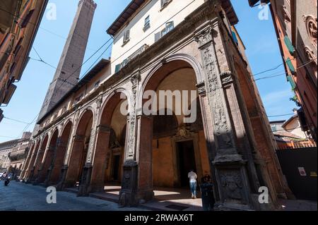 Die 97,2 Meter (319 ft) lange Le Due Torri: Garisenda e degli Asinelli, bekannt als die beiden Türme am Ende der Str. Maggiore in Bologna in der Emilia-Romagna Stockfoto